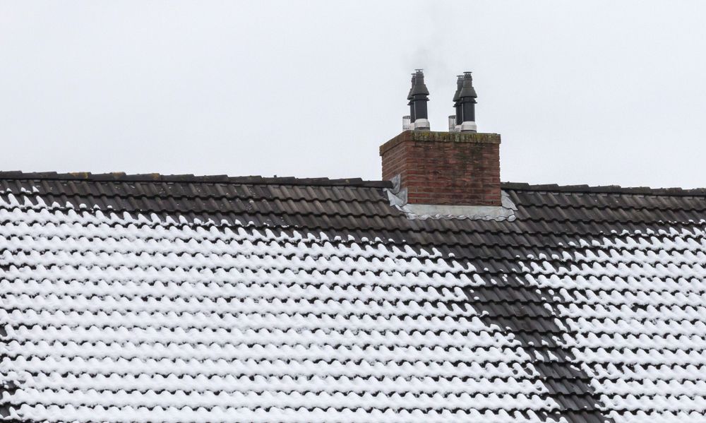 Dakpannen bedekt met sneeuw
