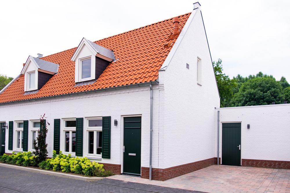 Nieuwe rijtjeshuizen met dakpannen